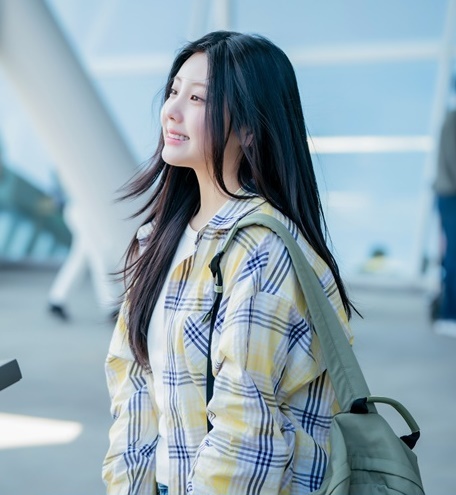 [정보/소식] 아일릿 원희, 데뷔 1년만에 초고속 배우 데뷔'사계의 봄' 비주얼 공항女 | 인스티즈