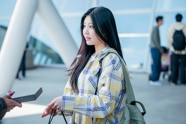 [정보/소식] 아일릿 원희, 데뷔 1년만에 초고속 배우 데뷔'사계의 봄' 비주얼 공항女 | 인스티즈