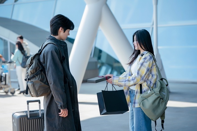 [정보/소식] 아일릿 원희, 데뷔 1년만에 초고속 배우 데뷔'사계의 봄' 비주얼 공항女 | 인스티즈