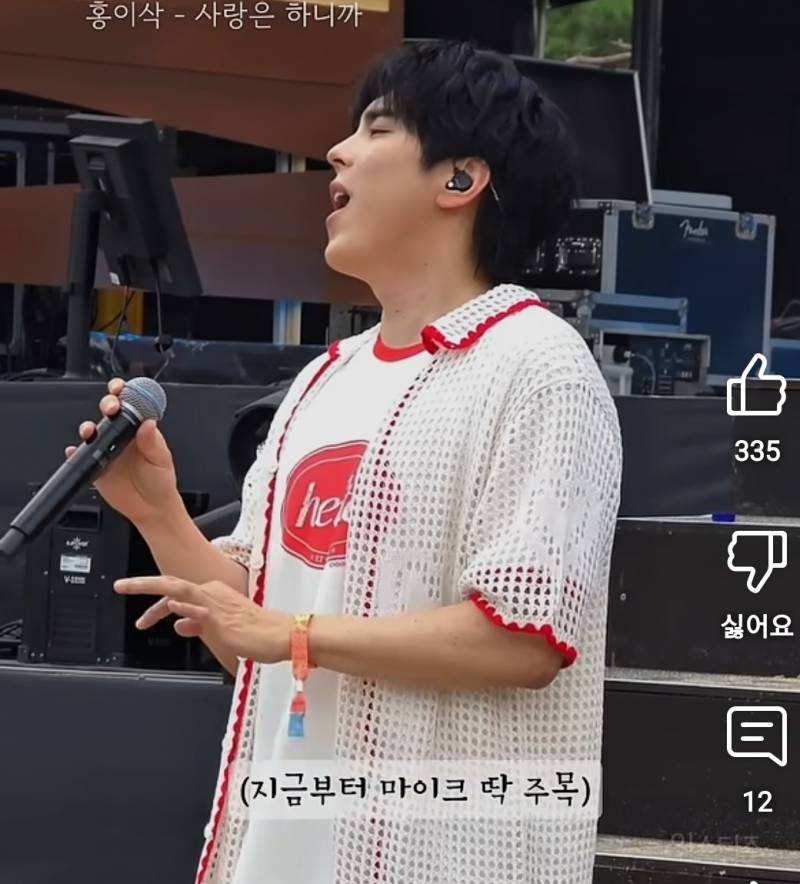 성량 좋아서 마이크 내리고 부르는 싱어송라이터. jpg | 인스티즈
