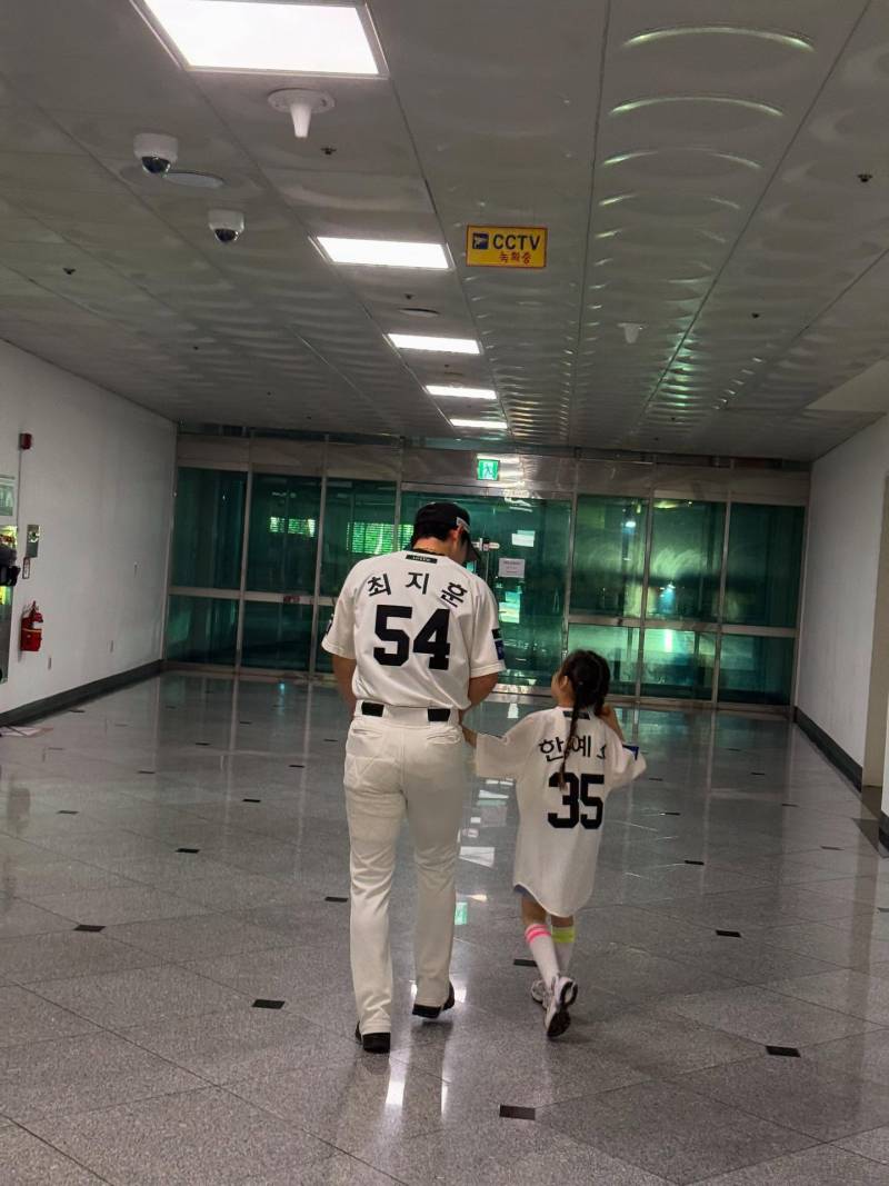 [잡담] 예소와 최애삼촌 둘이 뒷모습 봐줘 너무너무 이뻐 … | 인스티즈