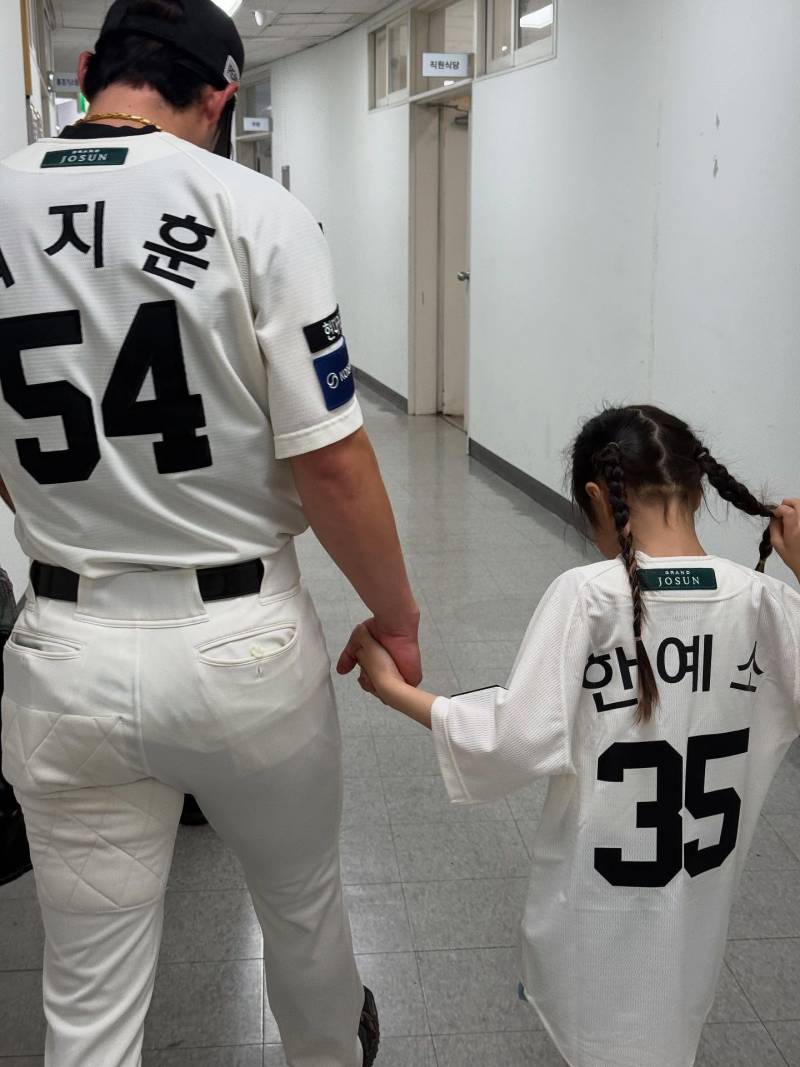 [잡담] 예소와 최애삼촌 둘이 뒷모습 봐줘 너무너무 이뻐 … | 인스티즈
