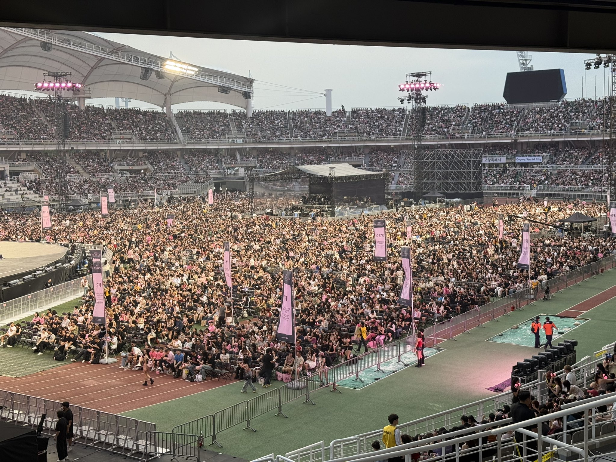 [잡담] 현재 블랙핑크 콘서트 관중석 모습 | 인스티즈