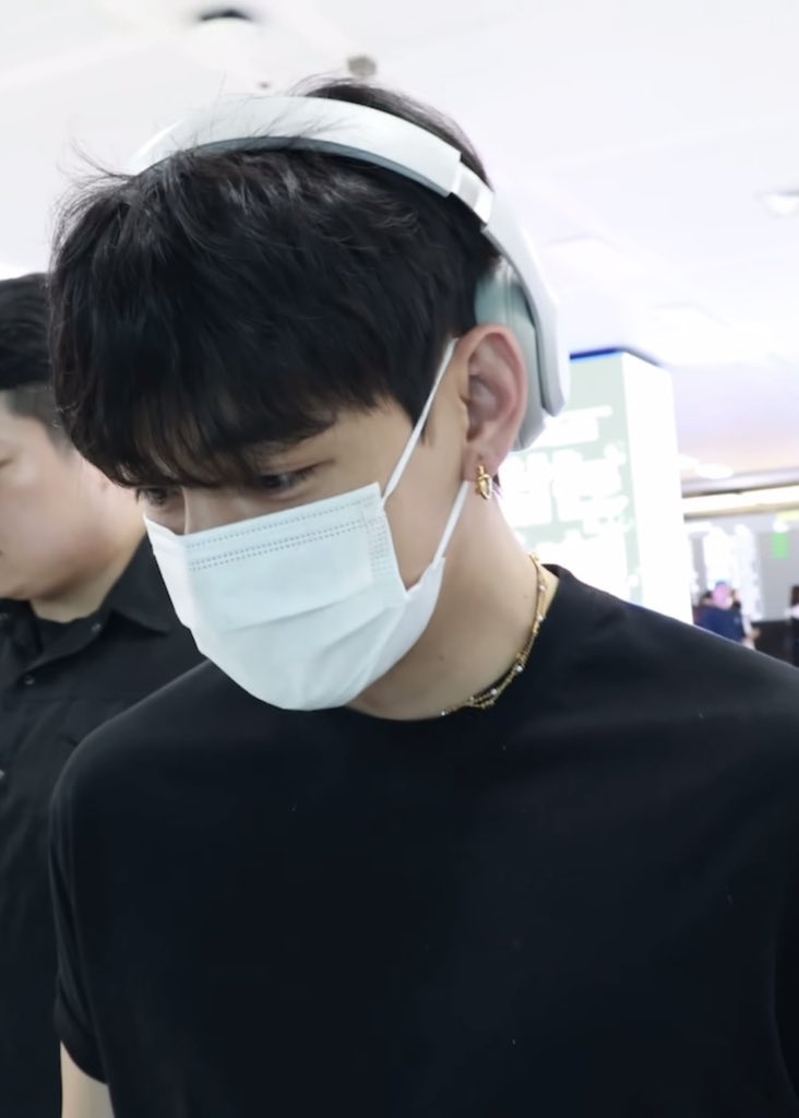 [잡담] 뷔 깔끔하게 입는 사복들이 너무 조흠 | 인스티즈