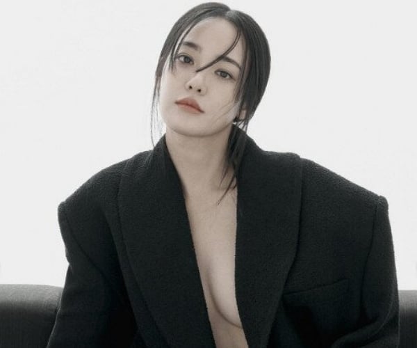 [정보/소식] 이주연, 이래도 돼?… 속옷 없이 재킷만 걸친 '29금' 아찔 노출 | 인스티즈
