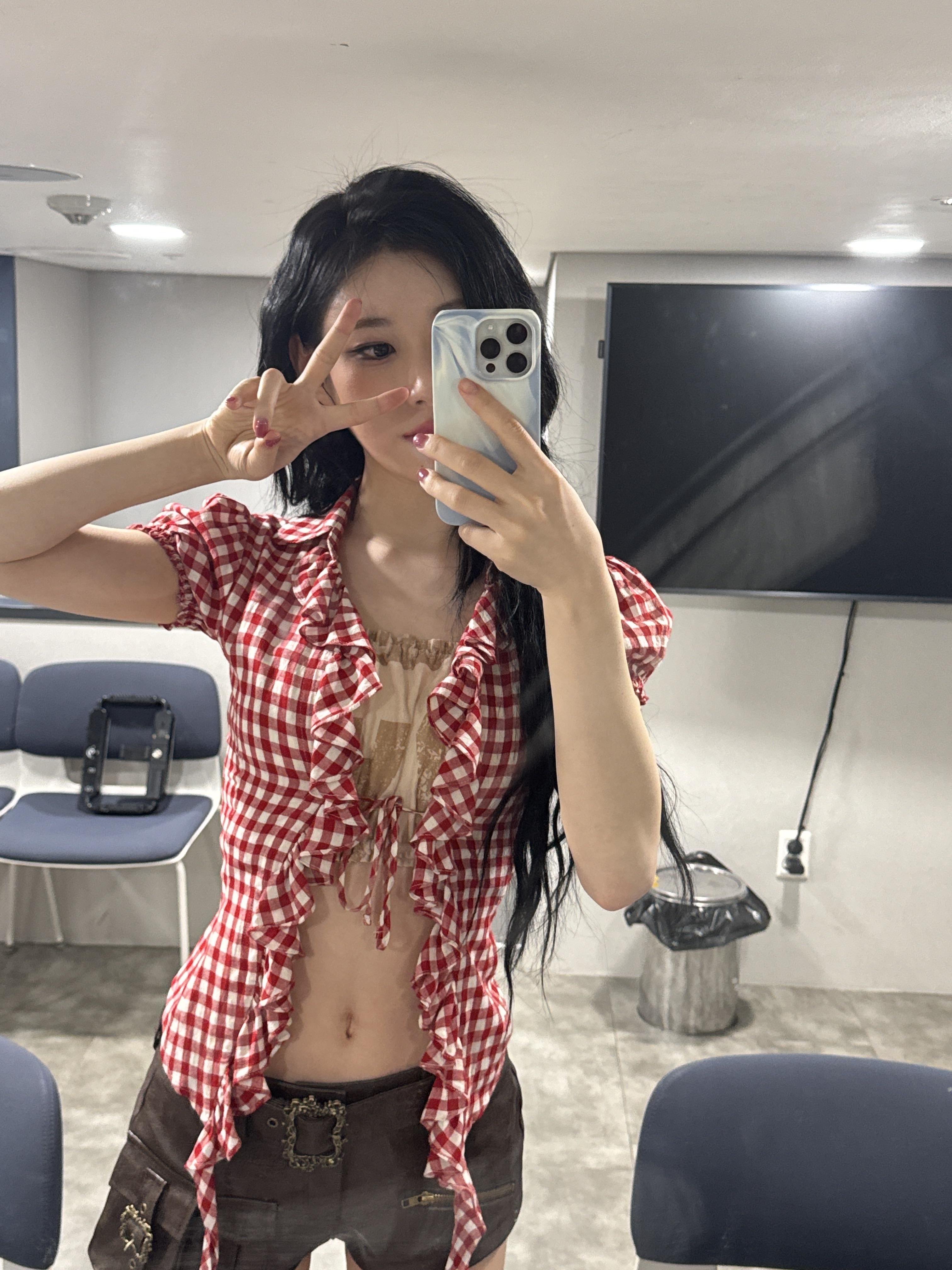 [잡담] 권은비가 입은 이 체크 상의 채령도 입었는데 확실히 묶어 입는게 훨 예쁜 옷 같아 | 인스티즈