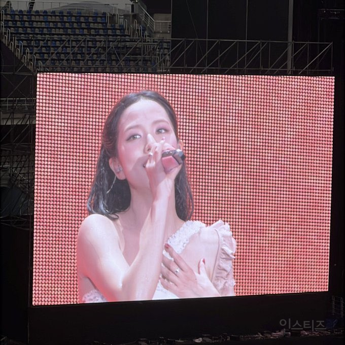 오늘 콘서트 전광판 제대로 뚫은 블랙핑크 지수.jpg | 인스티즈