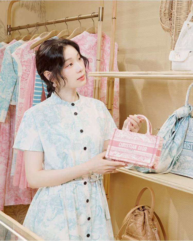 [잡담] 데이즈드 코리아 인별에 뜬 연느 디올 팝업 사진들 | 인스티즈