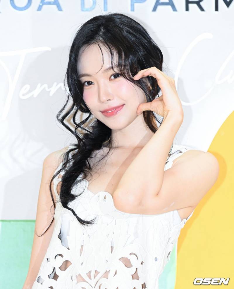 오늘자 아쿠아 디 파르마 팝업 손나은🤍 | 인스티즈