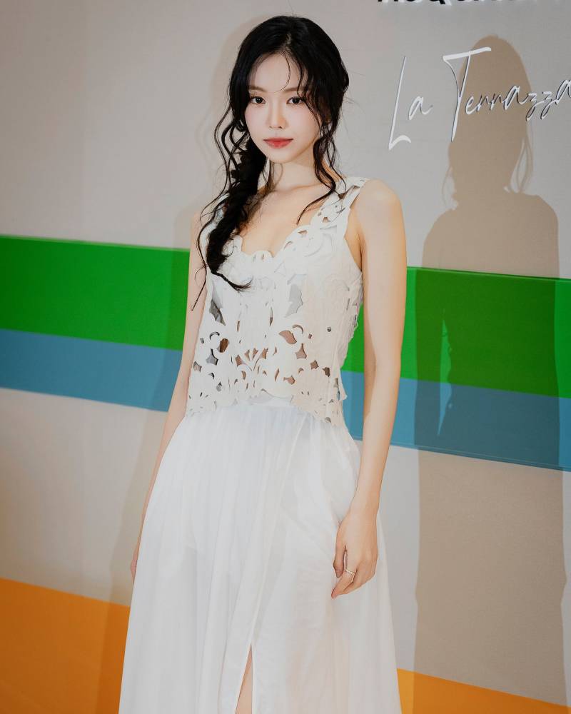오늘자 아쿠아 디 파르마 팝업 손나은🤍 | 인스티즈