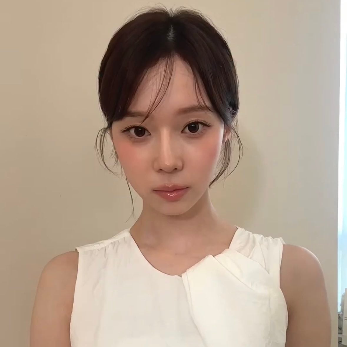 [잡담] 이런 한가닥 앞머리는 스프레이로 고정 시키고 다니는 거야? | 인스티즈