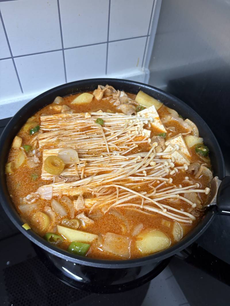 [잡담] 인정할수밖에 없네.. 손이크다..(feat고추장찌개) | 인스티즈
