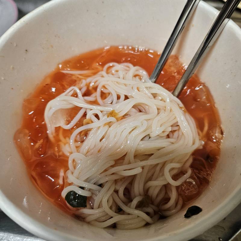 [잡담] 김치말이국수 먹고 뜬 띠부씰 | 인스티즈