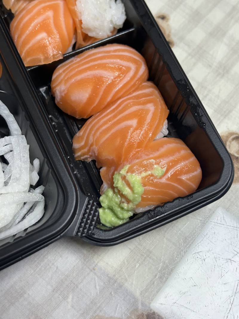 [잡담] 육바연에서 연어초밥이랑 깍두기연어 시켯는데 좀 당황;; | 인스티즈