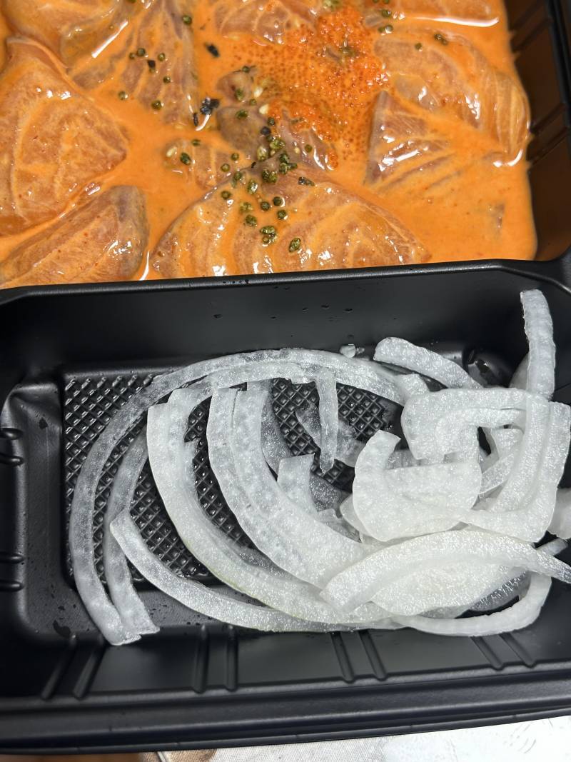 [잡담] 육바연에서 연어초밥이랑 깍두기연어 시켯는데 좀 당황;; | 인스티즈