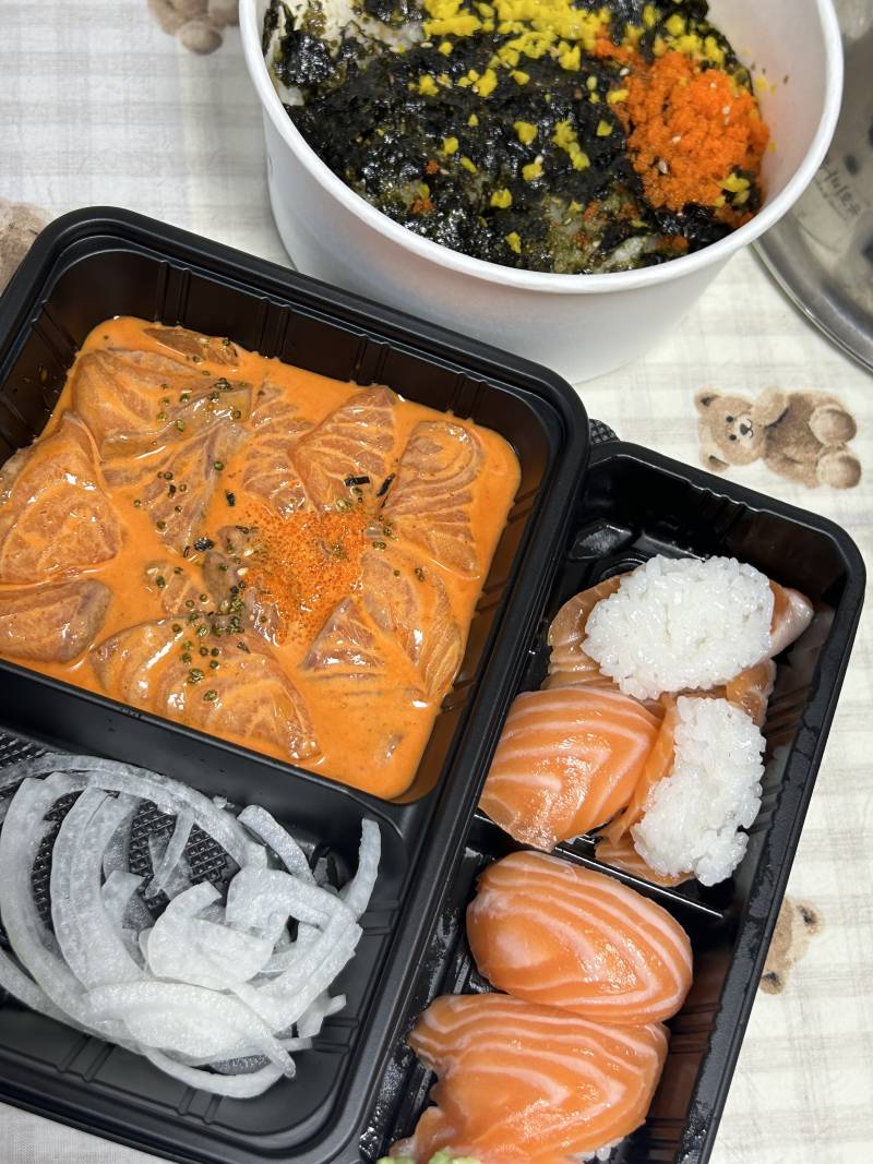 [잡담] 육바연에서 연어초밥이랑 깍두기연어 시켯는데 좀 당황;; | 인스티즈