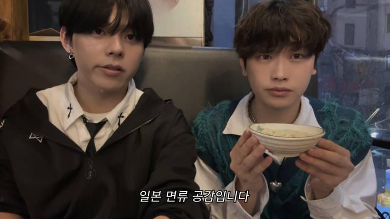 [잡담] 오른쪽 남자는 한국인같지않아? | 인스티즈