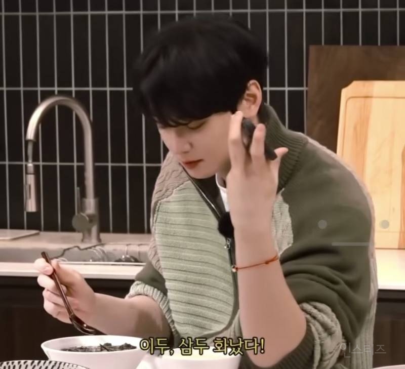 웃으면서 막내한테 짜증내는 차은우 .jpg | 인스티즈
