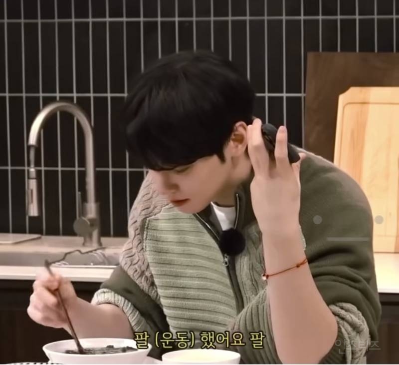 웃으면서 막내한테 짜증내는 차은우 .jpg | 인스티즈