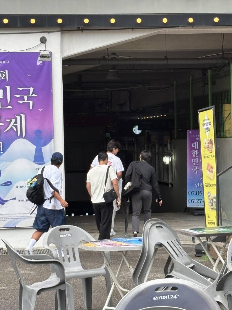 [잡담] 구단버스에 내렷는데 누구지... 한명은 두솔이인데... | 인스티즈