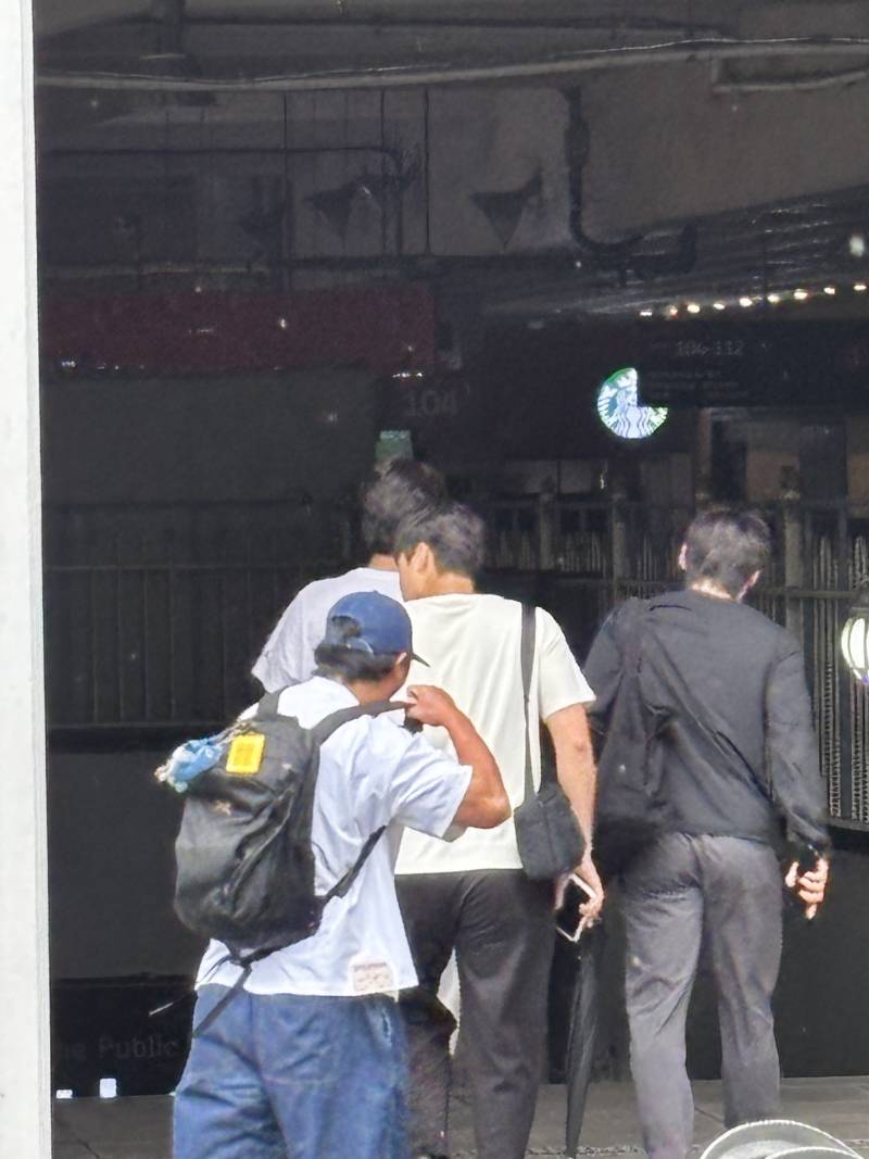 [잡담] 구단버스에 내렷는데 누구지... 한명은 두솔이인데... | 인스티즈