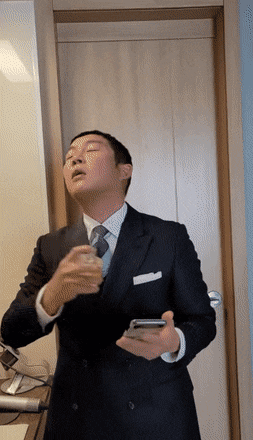 현재 여론 갈리는 향수 뿌리는 방법.gif | 인스티즈