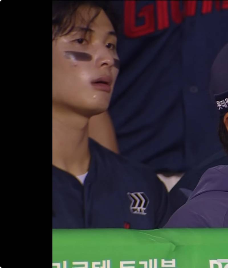 [잡담] 덕아웃 윤동희는 진짜 갈맥들의 그 얼굴임 | 인스티즈