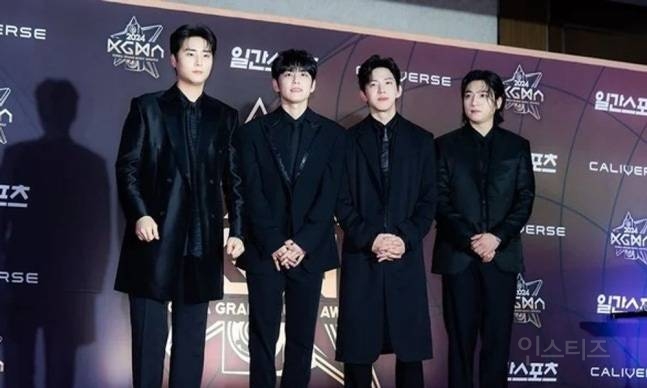 데이식스, 팬미팅 갑질 의혹…"신분증 찍어 단톡방에 공유까지" 분노 | 인스티즈