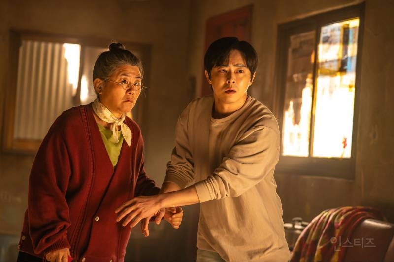 조정석 주연 <좀비딸> 2차 보도스틸 공개 | 인스티즈