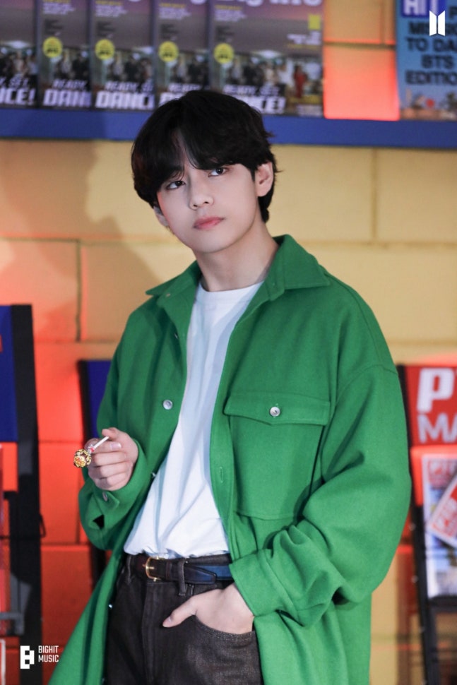 [정보/소식] "이렇게까지 잘생길 일이야?" 방탄소년단 뷔 '오징어 게임' 핑크 솔저 틱톡 1억뷰 | 인스티즈