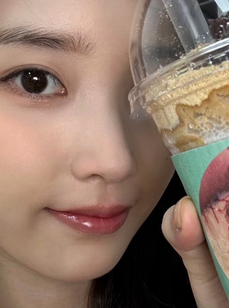 [잡담] 대군부인 살짝 보이는 아이유 얼굴 | 인스티즈