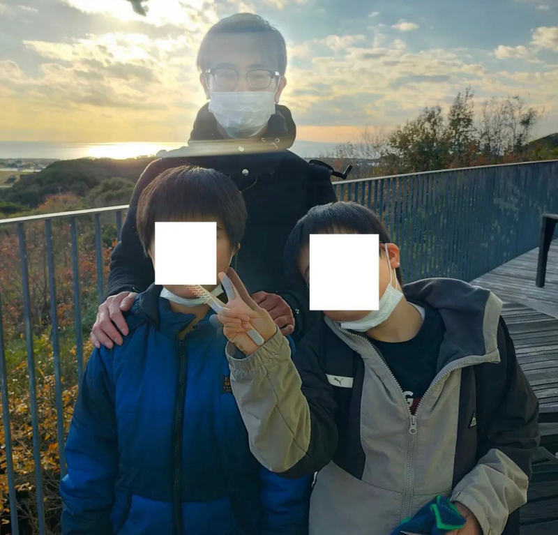 가족사진을 찍는데 역광을 맞아서 영혼이 되버린 거 같은 아버지 | 인스티즈
