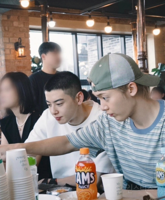 "군대 보낼 때 입는 옷” 윤산하…차은우 머리 쓰다듬고 눈물난 이유 | 인스티즈