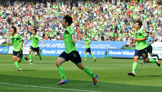 [잡담] 아이돌이 축구장에 축하공연하러 와서 의상으로 논란된 경우 딱 하나 봄 | 인스티즈