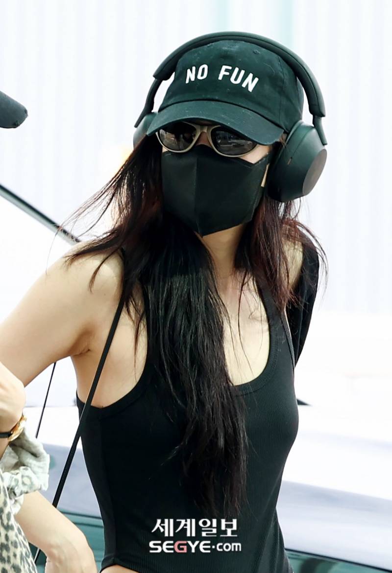 현재 파격적이라는 오늘자 제니 출국 패션.JPG | 인스티즈