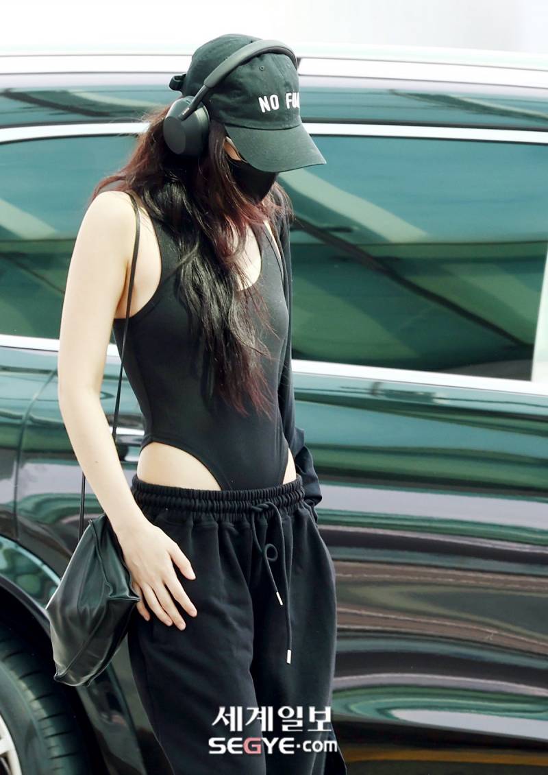 현재 파격적이라는 오늘자 제니 출국 패션.JPG | 인스티즈