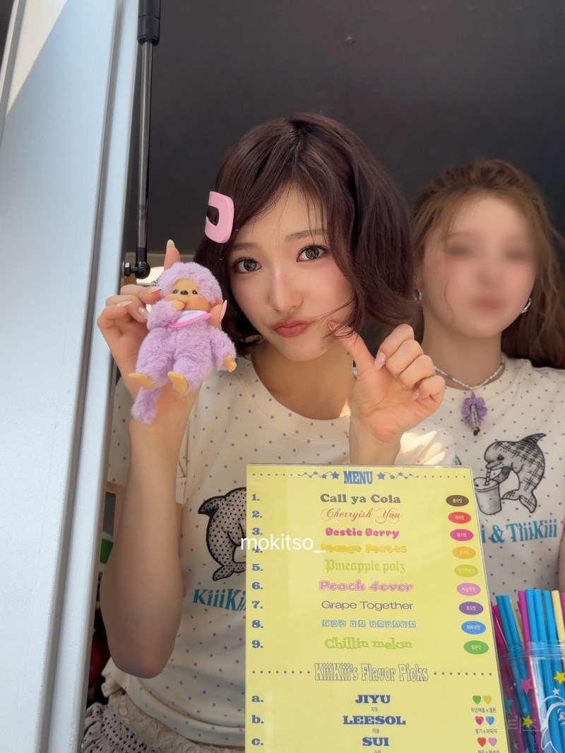 오늘자 대왕 머리핀 꽂고 등장해서 캐릭터 같다는 여돌 | 인스티즈