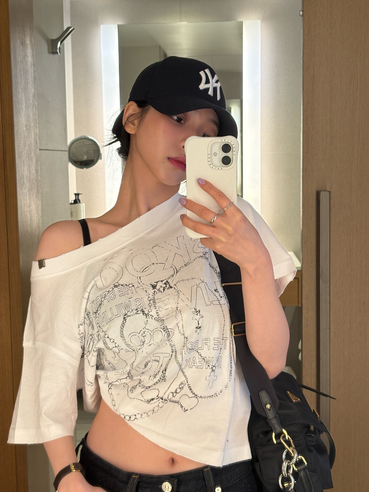 공항 입국하자마자 인스타 올려주는 카리나.jpg | 인스티즈