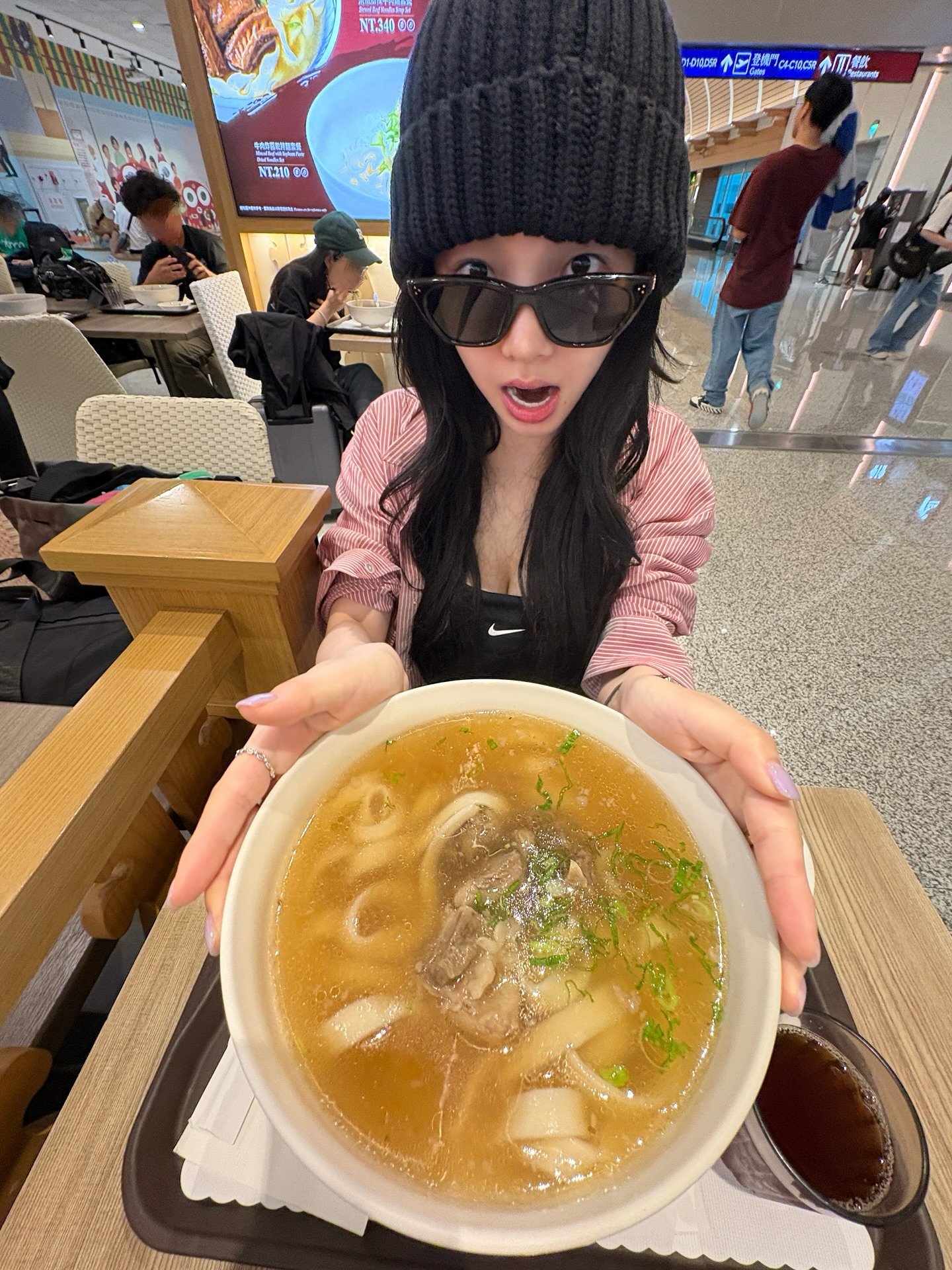공항 입국하자마자 인스타 올려주는 카리나.jpg | 인스티즈