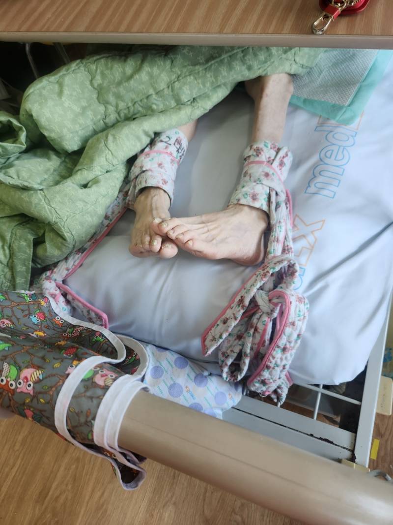 [잡담] 요양보호사인지 간병인인지 자꾸 외할머니 손, 발을 묶는데 이게 맞아? | 인스티즈