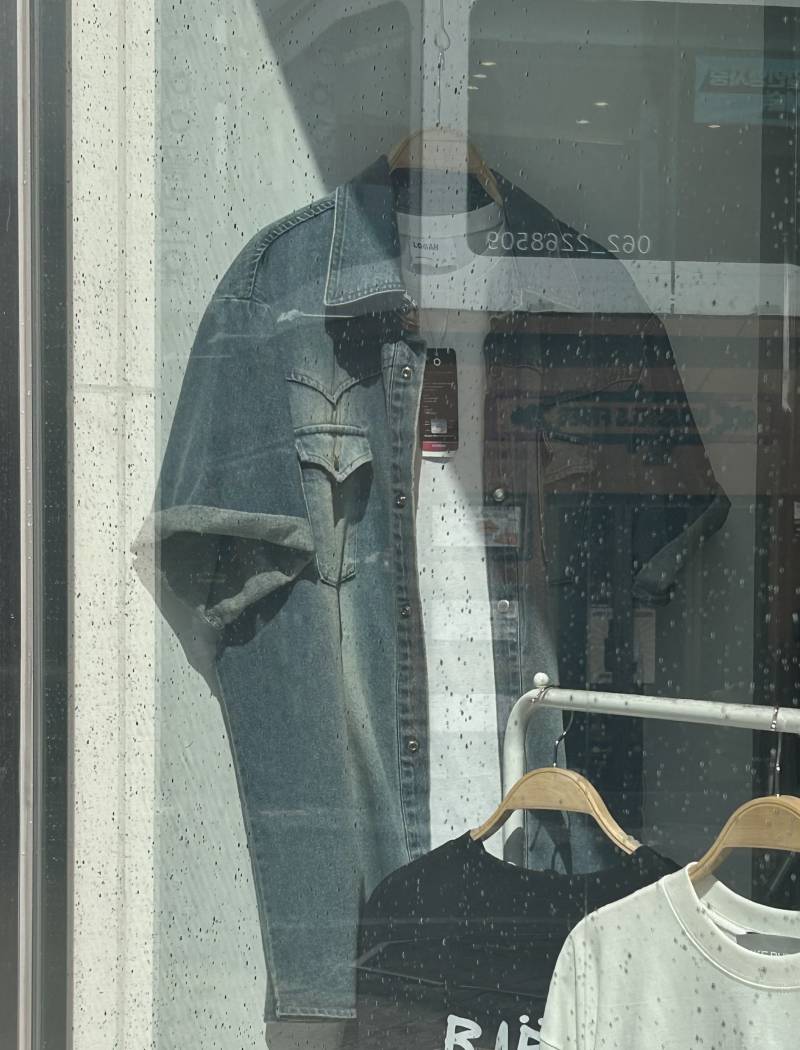 [잡담] 민생쿠폰으로 옷사려고 가게에서 사진찍었는데 뭐살까??. 골라줄 수 있어? | 인스티즈