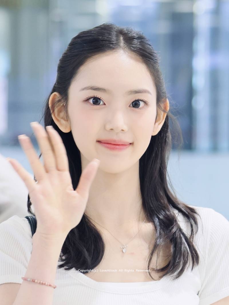 공항에서 말갛게 너무 예쁜 오늘자 키키 이솔 | 인스티즈