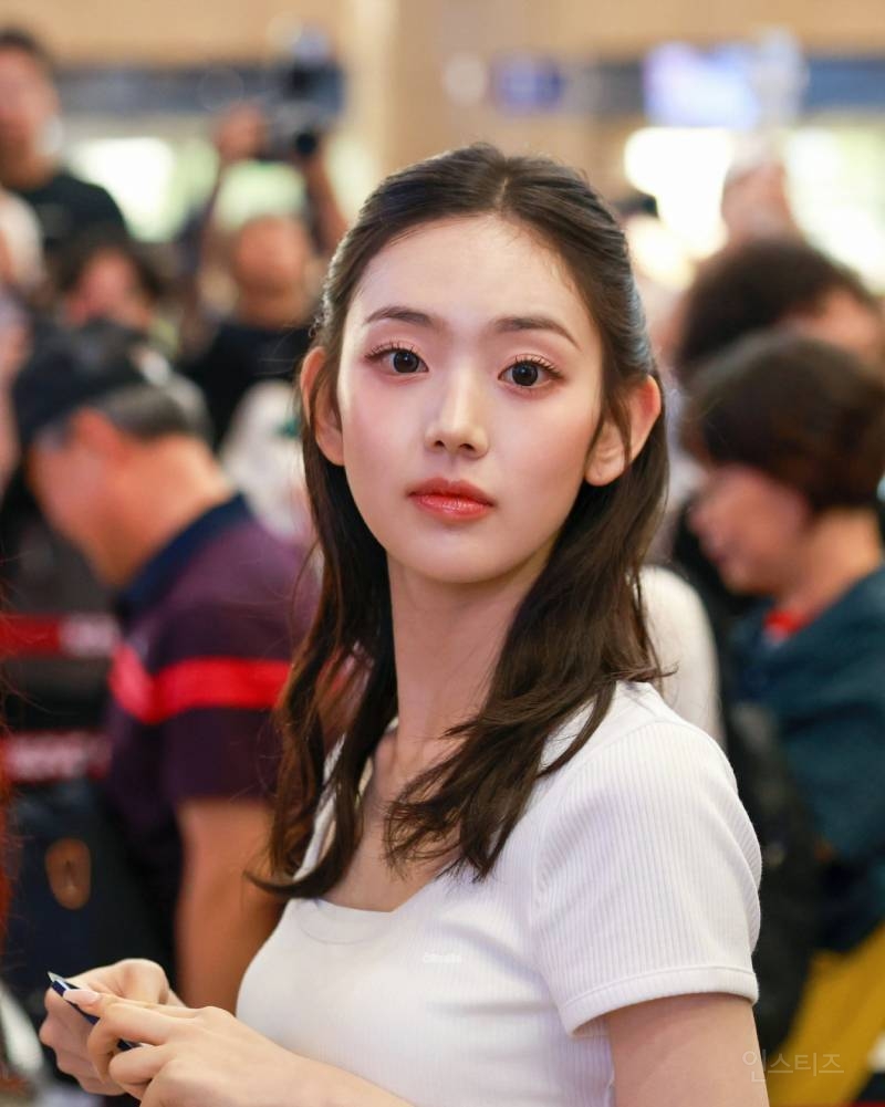 공항에서 말갛게 너무 예쁜 오늘자 키키 이솔 | 인스티즈