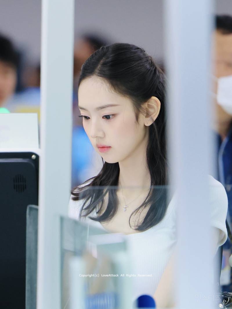 공항에서 말갛게 너무 예쁜 오늘자 키키 이솔 | 인스티즈