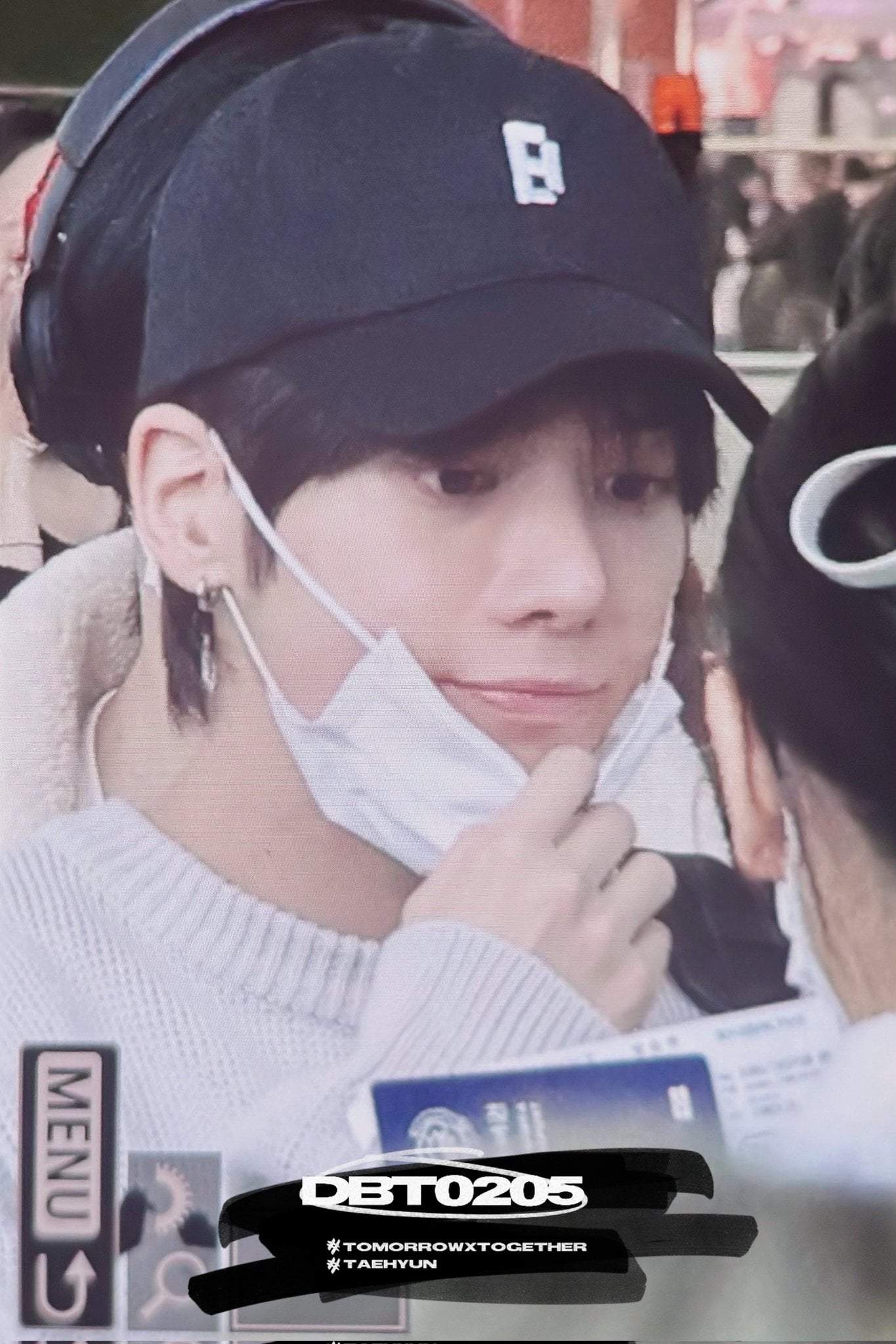 [잡담] 태현이ㅋㅋ 여권사진을 요래 찍은건가 본인 확인 할 때마다 | 인스티즈