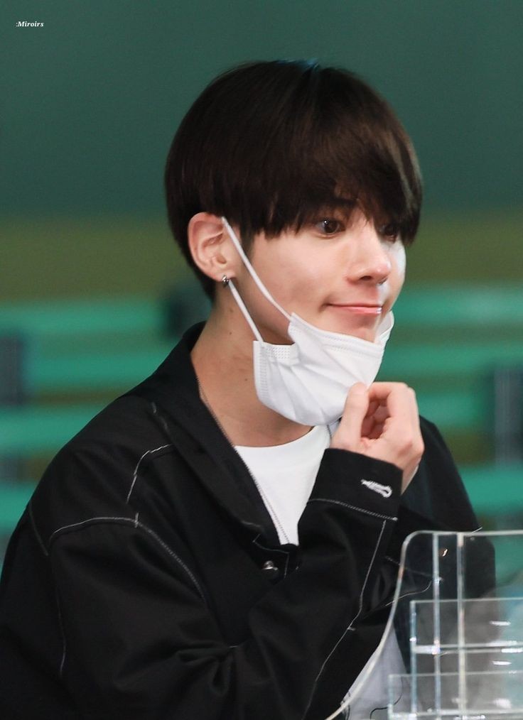 [잡담] 태현이ㅋㅋ 여권사진을 요래 찍은건가 본인 확인 할 때마다 | 인스티즈