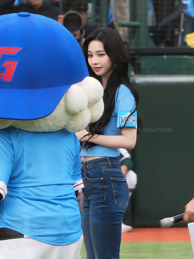 다시봐도 좋은 롯데 시구 카리나jpg | 인스티즈