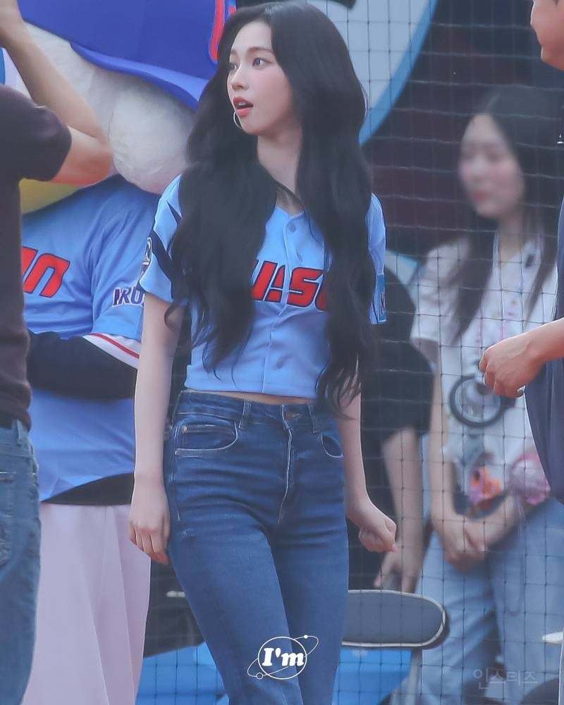 다시봐도 좋은 롯데 시구 카리나jpg | 인스티즈