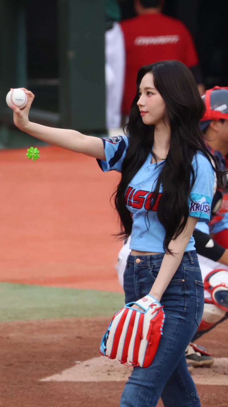다시봐도 좋은 롯데 시구 카리나jpg | 인스티즈