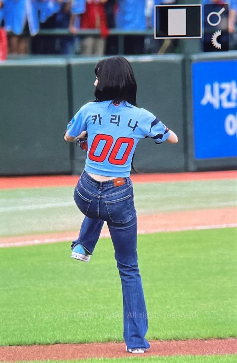다시봐도 좋은 롯데 시구 카리나jpg | 인스티즈
